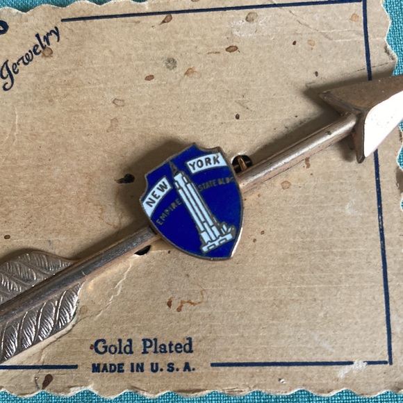 Deadstock vintage NY Empire State Building enamel gold plate souvenir arrow pin - Picture 3 of 10